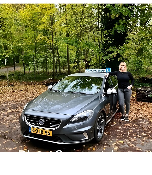 Instructrice Diana Gouwentak bij haar lesauto