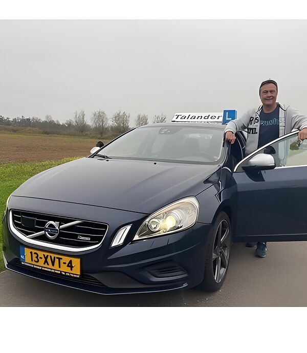 Instructeur Erik Dijkman bij zijn lesauto