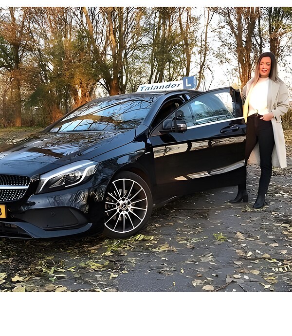 Instructrice Ilona Blomberg bij haar lesauto