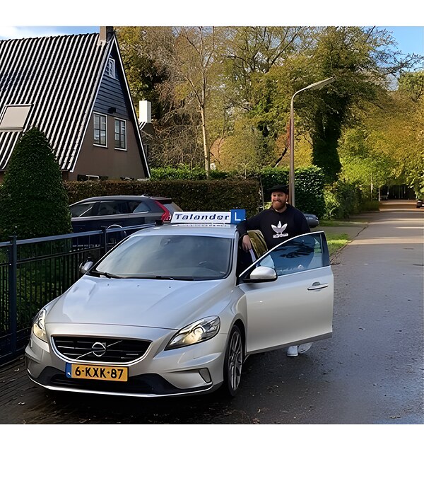 Instructeur Job Wittebrood bij zijn lesauto
