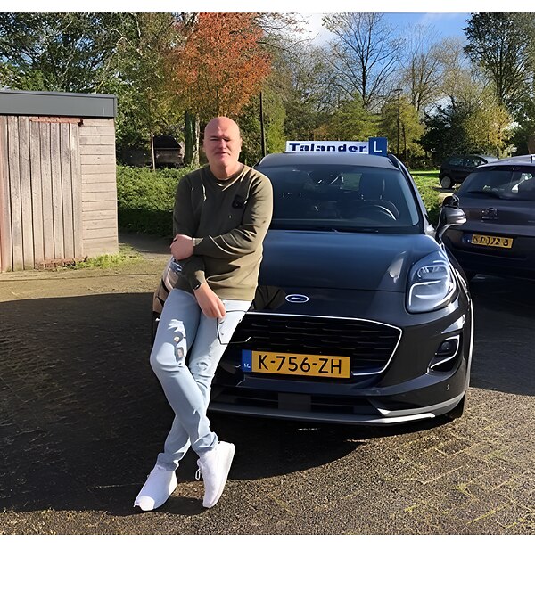 Instructeur Mike van der Ploeg bij zijn lesauto