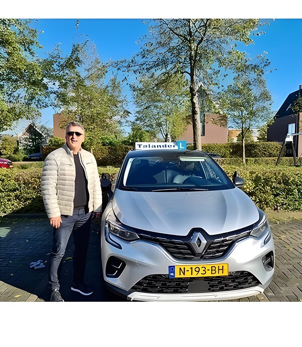 Instructeur Predrag Selakovic bij zijn lesauto