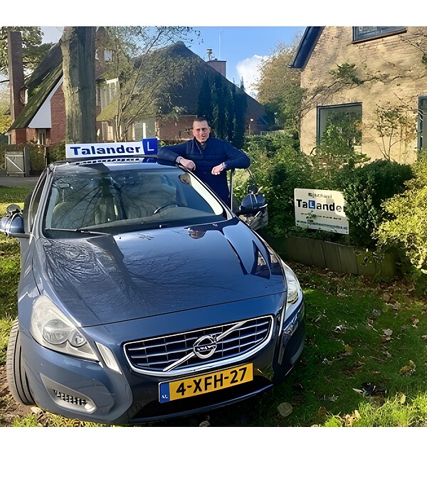 Instructeur Talander Boender bij zijn lesauto