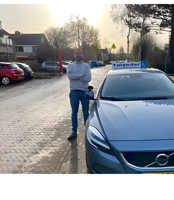 Instructeur Vincent Karsten bij zijn lesauto