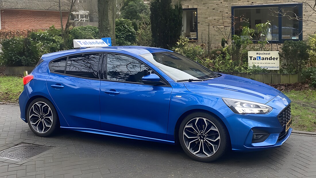 Een lesauto van Rijschool Talander met de Talander-daklichtbak, onderweg in de omgeving van Bergen